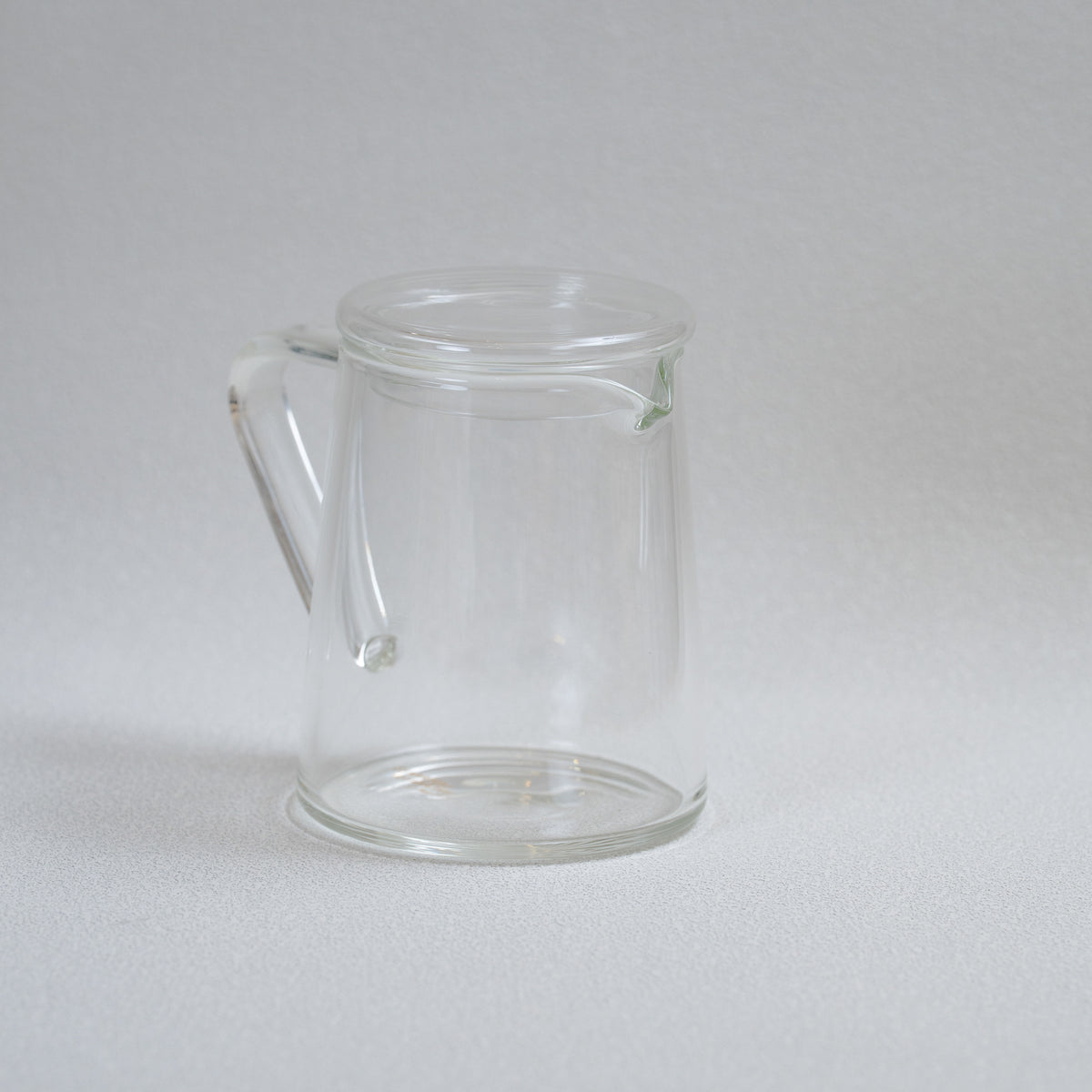 Carafe en verre haute de 500 ml et couvercle en verre de 8 cm (à associer avec les carafes haute / ventrue / optique)