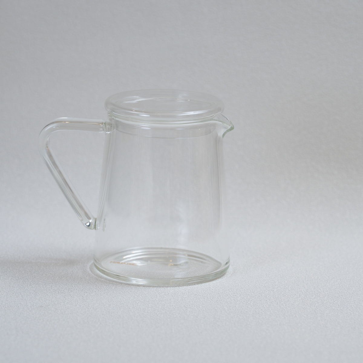 Carafe en verre haute de 500 ml et couvercle en verre de 8 cm (à associer avec les carafes haute / ventrue / optique)