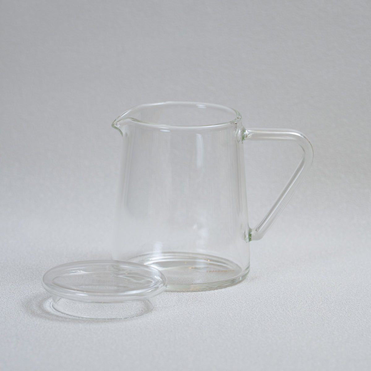 Carafe en verre haute de 500 ml et couvercle en verre de 8 cm (à associer avec les carafes haute / ventrue / optique)